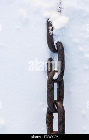 Starke Kette in Schnee Nahaufnahme Stockfoto