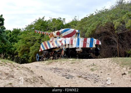 Alte militärische Tank auf Flamenco Beach von Culebra Island aufgegeben, Puerto Rico, USA Stockfoto