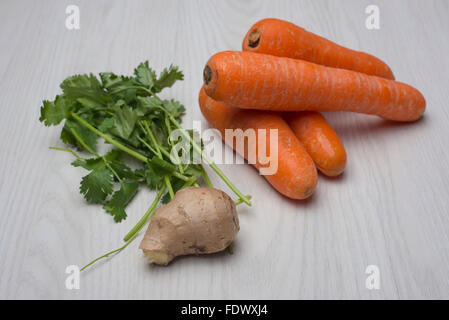 frischen, biologischen Zutaten für Karotten-Koriander-Suppe mit Ingwer. Stockfoto