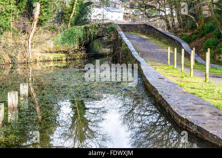 Skew Bridge oder Bogen über den Neath-Kanal. Aberdulais, Vale of Neath Port Talbot, Wales, Vereinigtes Königreich. Stockfoto