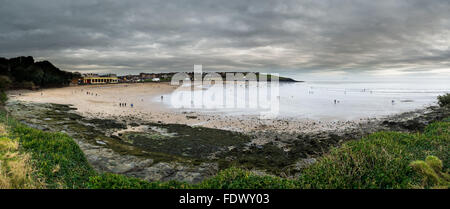 Ein großer Multi Stich Panorama-Bild von Barry Island außerhalb der Saison mit Hunden am Strand. Stockfoto