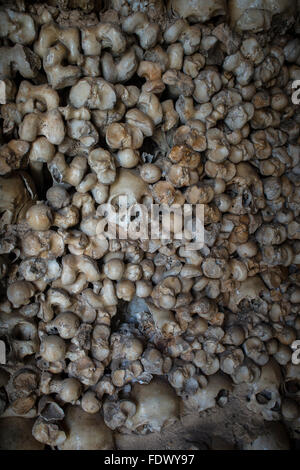 Menschliche Schädel an den Wänden der Kapelle des Verstorbenen, Capela Dos Ossos, Alcantarilha, Algarve, Portugal Stockfoto