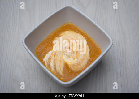 hausgemachten Karotten und Koriander-Suppe mit Sahne Stockfoto
