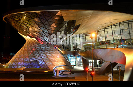 Muenchen, Deutschland, der BMW-Welt in der Nacht Stockfoto