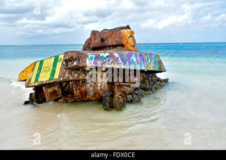 Alte militärische Tank auf Flamenco Beach von Culebra Island aufgegeben, Puerto Rico, USA Stockfoto