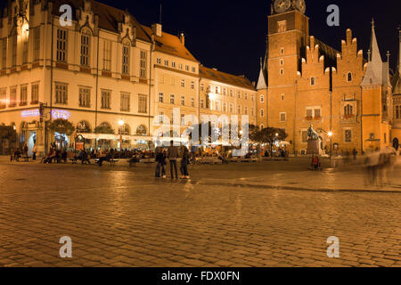 Polen, Breslau bei Nacht, Altstädter Ring, auf das richtige alte Rathaus auf dem linken neuen Rathaus Stockfoto