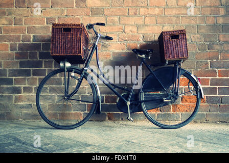 Urbane Retro-Fahrrad auf der Straße Stockfoto