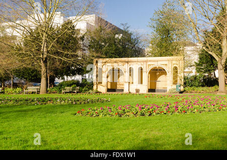 Gelber Stein Gebäude in Jephson Gärten, Leamington Spa Stockfoto