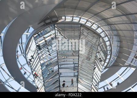 Berlin, Deutschland, Reflexionen in der Reichstagskuppel Stockfoto