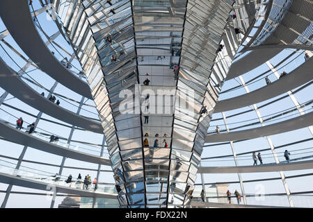 Berlin, Deutschland, Reflexionen in der Reichstagskuppel Stockfoto