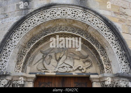 Tympanon der Eglise de Saint-Michel in der Nähe von Angouleme Frankreich, zeigt des Erzengels St. Michael den Drachen erschlagen Stockfoto