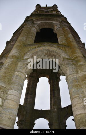 Achteckige Turm der Abbaye Saint Sauveur de Charroux (Saint Sauveur Abbey), Vienne (86) Frankreich Stockfoto