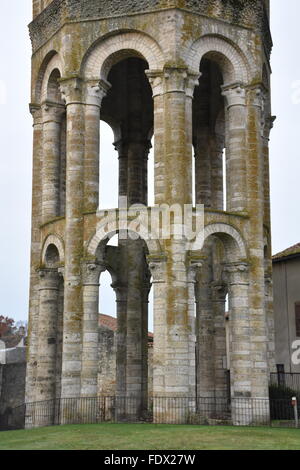 Achteckige Turm der Abbaye Saint Sauveur de Charroux (Saint Sauveur Abbey), Vienne (86) Frankreich Stockfoto