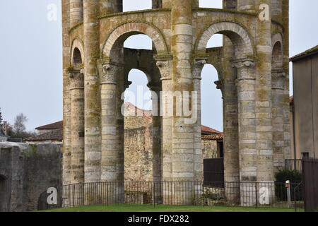 Achteckige Turm der Abbaye Saint Sauveur de Charroux (Saint Sauveur Abbey), Vienne (86) Frankreich Stockfoto