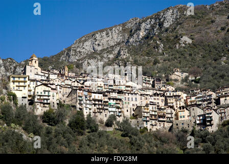 Saorge, Alpes Maritimes, Frankreich. Saorge ist ein sehr schönes mittelalterliches Dorf thront auf einem schmalen Felsvorsprung in französischen Alpen Stockfoto