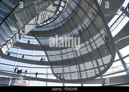 Berlin, Deutschland, Reflexionen in der Reichstagskuppel Stockfoto