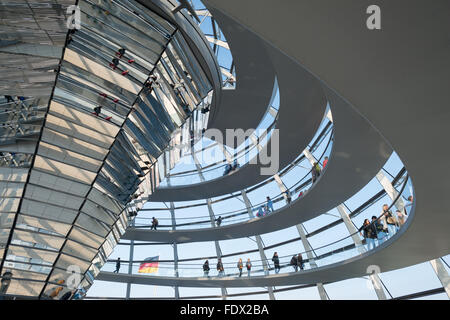 Berlin, Deutschland, Reflexionen in der Reichstagskuppel Stockfoto