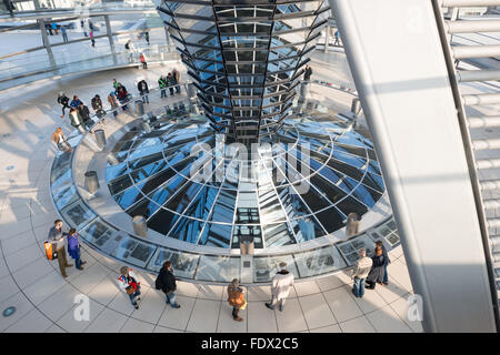 Berlin, Deutschland, Besucher auf der Reichstagskuppel Stockfoto