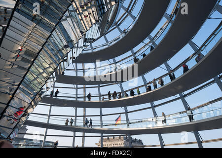 Berlin, Deutschland, Reflexionen in der Reichstagskuppel Stockfoto