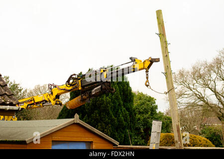 British Telecom Ingenieur einen Telegrafenmast in Salisbury an einem kalten winterlichen Tag ersetzen Stockfoto