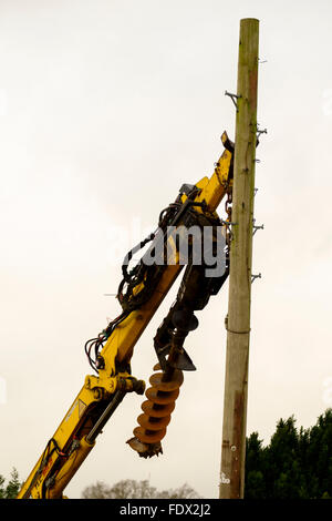 British Telecom Ingenieur einen Telegrafenmast in Salisbury an einem kalten winterlichen Tag ersetzen Stockfoto