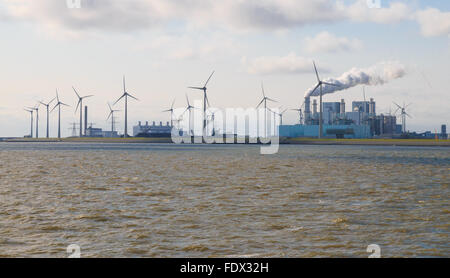 Energiegewinnung durch nachhaltige Windmühlen und Fossil befeuerte Kohlekraftwerk in Eemshaven Hafenstadt in Groningen, Niederlande Stockfoto