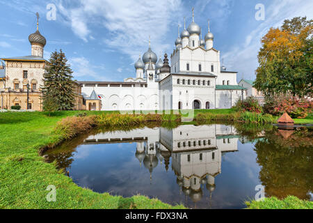 Reflexion der Kirche im Teich im Rostower Kreml, Jaroslawl, Russland Stockfoto