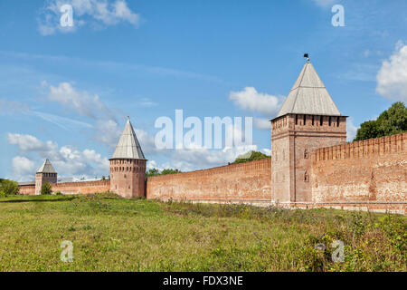 Südwand drei Türme des Smolensker Kreml, Smolensk, Russland Stockfoto