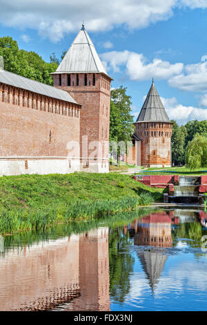 Türme der Smolensker Kreml, im Wasser, Smolensk, Russland Stockfoto