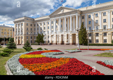 Bau der Regionalverwaltung von Smolensk im Zentrum der Stadt, Russland Stockfoto