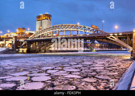 Andrejewski Eisenbahnbrücke über Moskau Fluss und Gebäude des Science Academy in den Abend, Moskau, Russland Stockfoto