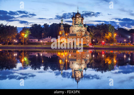 Dreifaltigkeitskirche in Ostankino Teich reflektiert, am Abend, Moskau, Russland Stockfoto