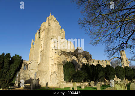 Crowland oder Croyland Abbey eine englische Pfarrkirche in der Grafschaft Lincolnshire. Vor kurzem renoviert und strahlenden Blick. Stockfoto