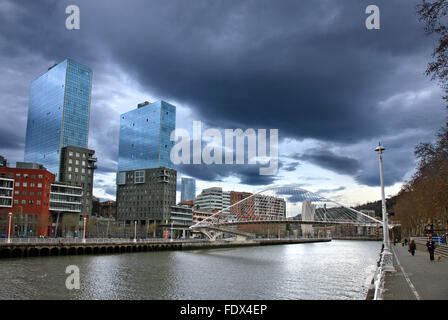 Die Zubizuri (Baskisch für "weiße Brücke"), über den Fluss Nervion in Bilbao, Spanien. Stockfoto