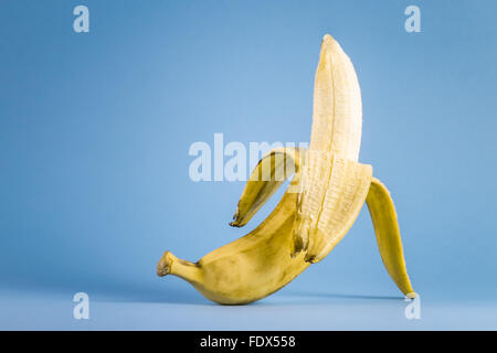 Banane auf blauem Hintergrund Stockfoto