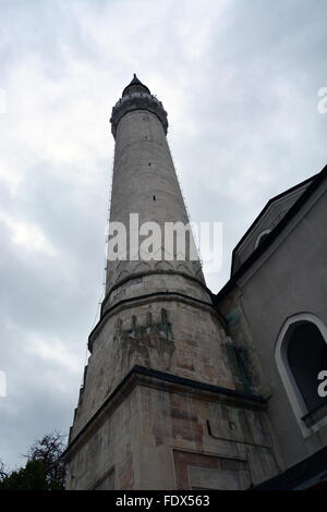 Das minarett an der Gazi Husrev bittet Moschee in Sarajewo, Bosnien und Herzegowina. Stockfoto