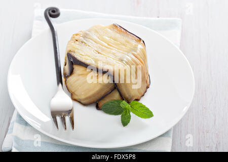 Gourmet-Auberginen-Nudelauflauf mit Bechamel-sauce Stockfoto