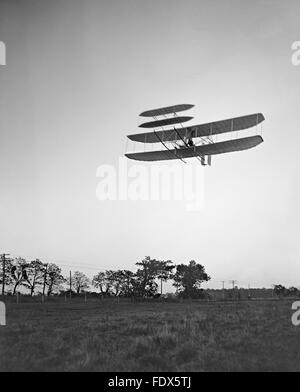Wright Flyer III. 46 Flug der Wright Flyer III, der letzte fotografierten Flug von 1905 am 4. Oktober, Huffman Prairie, Dayton, Ohio Stockfoto