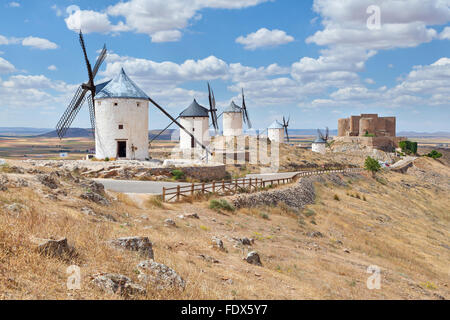 Weiße Windmühlen auf dem Hügel in der Nähe der Burg in Consuegra, Provinz Toledo, Spanien Stockfoto