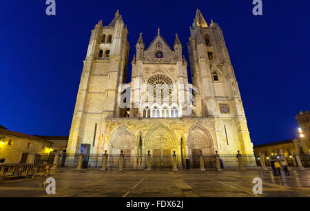 Gotische Hauptfassade der Kathedrale von Leon am Abend, Spanien Stockfoto