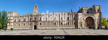 Panorama-Blick auf die Fassade des Klosters San Marcos in León, Spanien Stockfoto