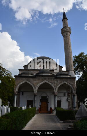 Haupteingang von der Straße zum Ali Paschas Moschee in Sarajewo, Bosnien und Herzegowina, wo der Friedhof vollständig aus dem 92-9 Belagerung der Stadt ist. Stockfoto