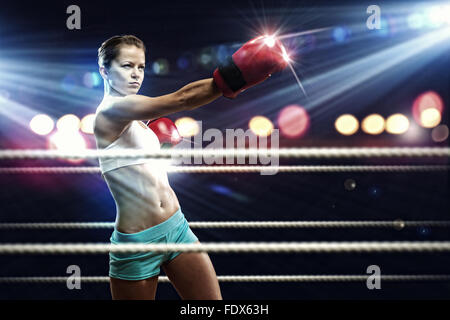 Junge hübsche Boxer Frau stand am ring Stockfoto