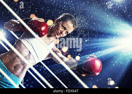 Junge hübsche Boxer Frau stand am Ring unter Wassertropfen Stockfoto