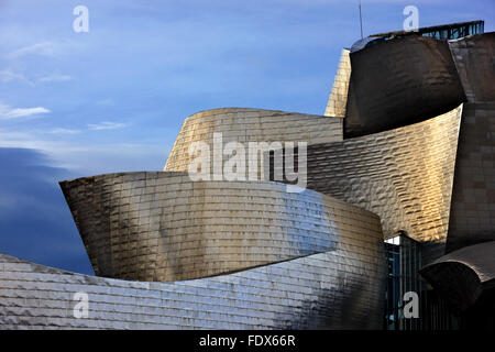 "Detail" vom Guggenheim-Museum neben Fluss Nervion (ria del Nervion), Bilbao, Baskenland (Pais Vasco), Spanien. Stockfoto