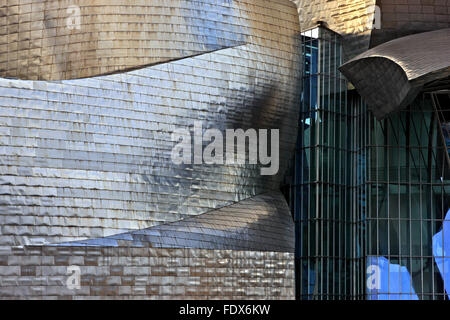 "Detail" vom Guggenheim-Museum neben Fluss Nervion (ria del Nervion), Bilbao, Baskenland (Pais Vasco), Spanien. Stockfoto