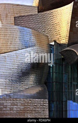 "Detail" vom Guggenheim-Museum neben Fluss Nervion (ria del Nervion), Bilbao, Baskenland (Pais Vasco), Spanien. Stockfoto