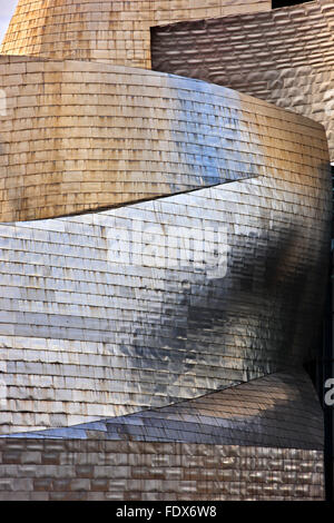 "Detail" vom Guggenheim-Museum neben Fluss Nervion (ria del Nervion), Bilbao, Baskenland (Pais Vasco), Spanien. Stockfoto