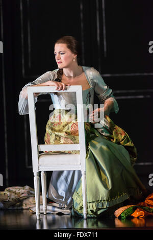 Leeds, UK. 1. Februar 2016. Norden durchführen Oper "Cosi Fan Tutte von Mozart, Regie: Tim Alberry. Maire Flavin als Fiordiligi, Credit: Jeremy Abrahams / Alamy Live News Stockfoto