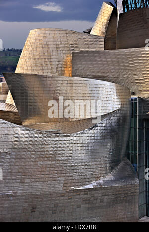 "Detail" vom Guggenheim-Museum neben Fluss Nervion (ria del Nervion), Bilbao, Baskenland (Pais Vasco), Spanien. Stockfoto